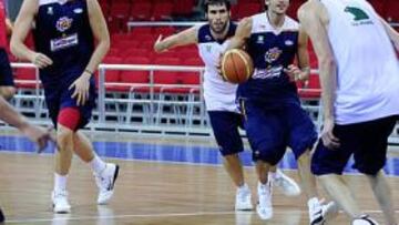 <b>ÚLTIMAS PRUEBAS. </b>Ricky y Marc atacan y Lull, San Emeterio y Vázquez defienden, pensando ya en el cruce de cuartos de esta tarde frente a Serbia .