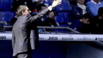 El entrenador del Athletic de Bilbao,Ernesto Valverde, durante el partido de la trigésima jornada de la Liga BBVA que el Espanyol y el Athletic disputan hoy en el estadio Cornella-El Prat .