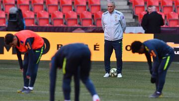 Tite observa el entrenamiento de Brasil en Praga.