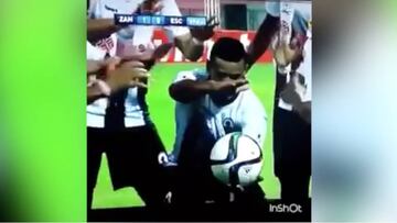 Una celebración insólita: vean lo que hace este jugador con el balón