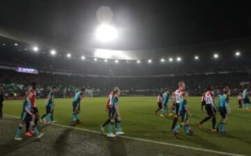 Salida al campo de ambos equipos.