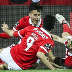 Raúl Jiménez participó en la victoria del Benfica