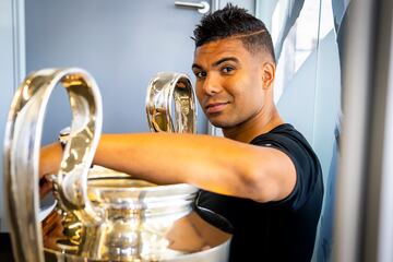 Casemiro posa con una réplica de la 14 conquistada en París.