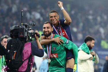 Kylian Mbappé, consigue la Copa de Francia con el PSG tras ganar al Olympique de Lyon. En la imagen con Gianluigi Donnarumma.