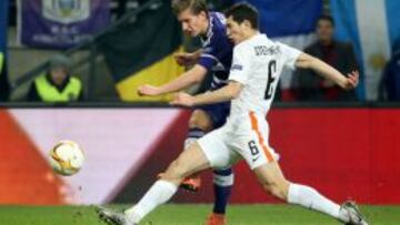 Dennis Praet (izquierda) centra ante Taras Stepanenko, del Shakhtar.