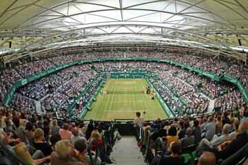 La pequeña localidad alemana de Halle, en Westfalia, guarda un tesoro en forma de pista de tenis. El Gerry Weber Stadium (ahora OWL Arena) se construyó en 1992 a imagen de la Centre Court de Wimbledon. Caben 12.300 espectadores y dispone de techo retráctil. Gerry Weber es una de las mayores empresas de moda del mundo y fue creada por un comerciante modesto, Gerhard Weber, que levantó un imperio y también un torneo de tenis que ahora tiene categoría ATP 500. Roger Federer, campeón en ocho ocasiones, disfruta de una calle en su honor en el recinto. 