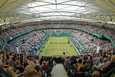 La pequeña localidad alemana de Halle, en Westfalia, guarda un tesoro en forma de pista de tenis. El Gerry Weber Stadium (ahora OWL Arena) se construyó en 1992 a imagen de la Centre Court de Wimbledon. Caben 12.300 espectadores y dispone de techo retráctil. Gerry Weber es una de las mayores empresas de moda del mundo y fue creada por un comerciante modesto, Gerhard Weber, que levantó un imperio y también un torneo de tenis que ahora tiene categoría ATP 500. Roger Federer, campeón en ocho ocasiones, disfruta de una calle en su honor en el recinto. 