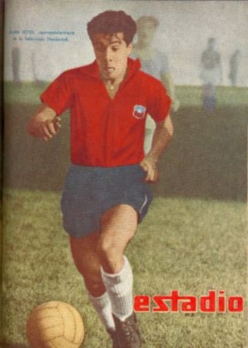 Soto con la camiseta de la Selección Chilena. Jugó 17 partidos clase 'A', marcando seis goles.