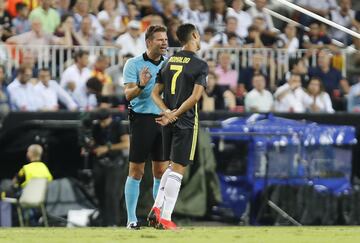 El ábitro Félix Byrch y Cristiano Ronaldo.