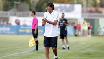 Raúl dando órdenes en partido de pretemporada.