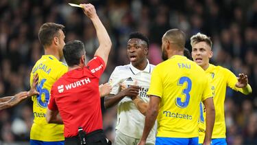 El enfrentamiento de Vinicius con Fali terminó con una tarjeta amarilla para cada uno. El jugador del Real Madrid le recriminaba al central del Cádiz un codazo sobre Rodrygo.