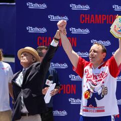 Joey Chestnut gana su 15° concurso de hot dogs; Miki Sudo gana en la rama femenil