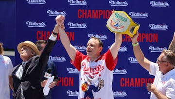 Joey Chestnut sigue escribiendo su legado con letras de oro como el rey del concurso de hot dogs al comerse 63, lejos del récord, pero suficiente para ganar