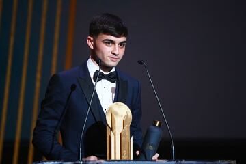 En un listado de los jóvenes más destacados del 2021, no podía faltar el nombre de Pedri González (Tenerife, 25/11/2002). El canario ha explotado esta temporada en el Bar?a y en la Selección espa?ola y sus números y buen hacer le han llevado a ser el ganador del Golden Boy, el Trofeo Kopa e incluso estuvo en la lista de nominados al Balón de Oro de los ‘mayores’.