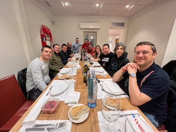 Miembros de la peña atlética Medinenses durante la cena de su octavo aniversario.