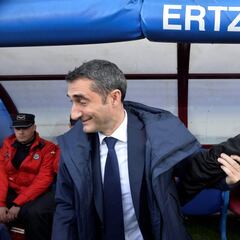 Suárez and Alba give Barcelona victory at Ipurua