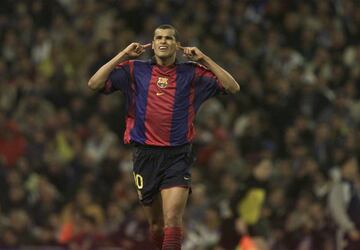 En el verano de 1997, el Deportivo de la Coruña hizo todo lo posible por retener a Rivaldo, pero el 15 de agosto, último día para inscribir jugadores en la Champions, el Barça pagó 23,50 millones de euros por el mediocentro brasileño. 










QW2ERT