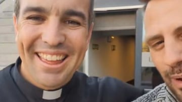 Un cura explica por qué llevan ese símbolo en el cuello: “Somos expropiados”