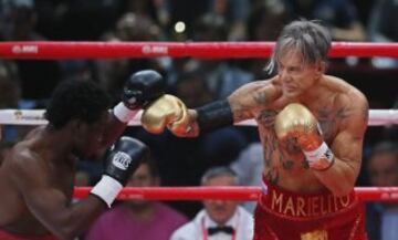 El actor y boxeador estadounidense Mickey Rourke combate con su compatriota Elliot Seymour, durante la pelea disputada en Moscú, Rusia, el 28 de noviembre del 2014.