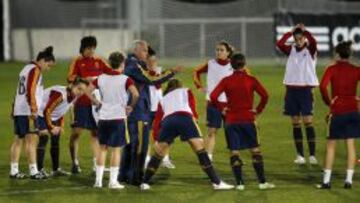 La Selecci&oacute;n escucha las instrucciones de Ignacio Quereda.