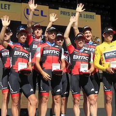 El BMC gana la contrarreloj y viste de amarillo a Van Avermaet