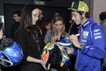 Valentino Rossi y Jorge Lorenzo firmaron autógrafos en el edificio Telefónica de Gran Vía, Madrid. 