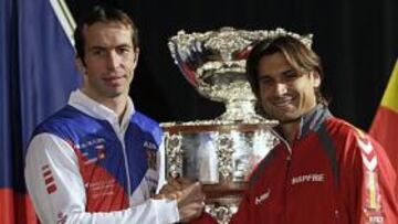 <b>PRIMER CHOQUE. </b>Stepanek y Ferrer, después del sorteo de ayer.