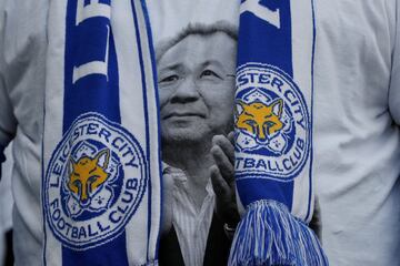 Los seguidores y la plantilla del Leicester han realizado un sentido homenaje a Vichai Srivaddhanaprabha antes del partido ante el Cardiff City.