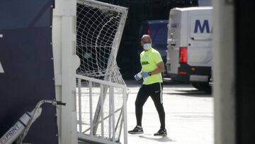 Sergio Pellicer entrando en La Rosaleda con guantes y mascarilla.
