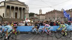 Vincenzo Nibali recorre las calles de Tur&iacute;n con su bicicleta rosa durante la &uacute;ltima etapa del Giro de Italia 2016.