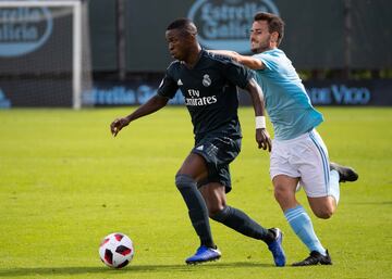 El delantero brasileño del Real Madrid Castilla, Vinicius Júnior, frente al Celta de Vigo B.