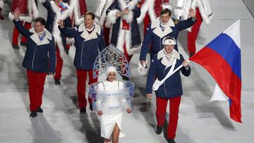 Alexander Zubkov porta la bandera de Rusia durante la ceremonia de inauguración de los Juegos Olímpicos de Invierno de Sochi 2014.