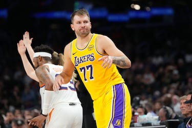 Luka Doncic durante la primera mitad del partido de pretemporada de la NBA contra los Phoenix Suns en el Mortgage Matchup Center el 14 de octubre de 2025 en Phoenix, Arizona.