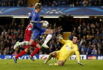 Como jugador del Chelsea también dejó su forma de marcar. En 2012 saltó por encima del portero del Nordsjaelland, Jesper Hansen.