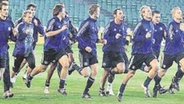 <b>EN TERRENO BÉTICO. </b>El Anderlecht se ejercitó en la tarde de ayer en el Ruiz de Lopera.