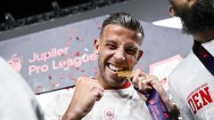 Alderweireld muerde la medalla de campeón de Bélgica.