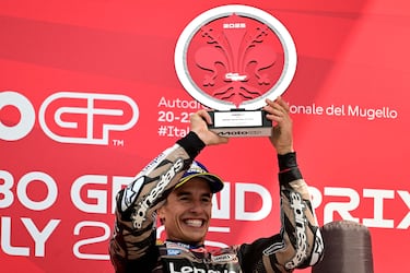El piloto español de Ducati Lenovo Team con el trofeo que le otorga como ganador del Gran Premio de Italia de MotoGP 2025.