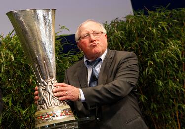 Dicen de Uwe Seeler que fue el mejor futbolista alemán que no ha ganado una Copa del Mundo. Es posible. Desde luego lució como una de las grandes figuras de su época, un icono del Hamburgo, con el que marcó 496 goles en 582 partidos, y de la selección de Alemania Occidental, con la que logró 33 goles en 72 compromisos, y disputó cuatro Mundiales entre 1958 y 1970. Lo más cerca que estuvo de conseguirlo fue en aquella polémica final perdida por 4-2 ante Inglaterra en 1966, en la protagonizó una imagen histórica del fútbol, al levantar uno a uno a sus compañeros decaídos para dar la vuelta de honor en Wembley. El 21 de julio falleció a los 85 años de edad.