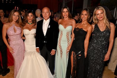 Sydney Sweeney, Lauren Sánchez, Jeff Bezos, Sofía Vergara, Jessica Alba y Kelly Sawyer Patricof durante la fiesta de los Oscar 2025 de Vanity Fair celebrada en Beverly Hills.