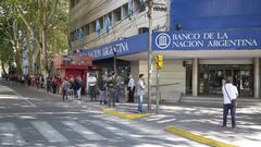 BUENOS AIRES, ARGENTINA - MARCH 27: People queue keeping distance to use ATM&#039;s  of Banco De La Naci&oacute;n on March 27, 2020 in Buenos Aires, Argentina. President Fernandez ordered a total lock down until end of March to stop spread of COVID-19. The Coronavirus (COVID-19) pandemic has spread to many countries across the world, claiming over 20,000 lives and infecting hundreds of thousands more.  (Photo by Alexis Lloret/Getty Images)