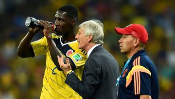Cristian Zapata junto a José Pékerman en un partido de la Selección Colombia.