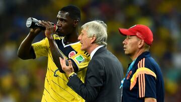 Cristian Zapata junto a Jos&eacute; P&eacute;kerman en un partido de la Selecci&oacute;n Colombia.