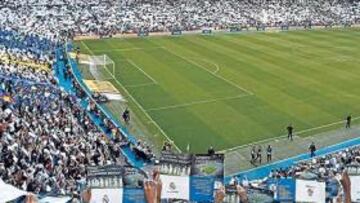 <b>ALGUNOS FANS SE QUEDARÁN FUERA.</b> Esta imagen, con el Bernabéu repleto, corresponde al último Madrid-Barça. En el club consideran que habrá tal avalancha de gente esta noche para ver a Cristiano (21:00h.) que posiblemente haya aficionados que se tengan que quedar en la calle por una simple cuestión de espacio.