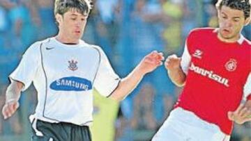 <b>NUEVO OBJETIVO. </b>Gustavo Nery, a la izquierda, durante un partido con el Corinthians.