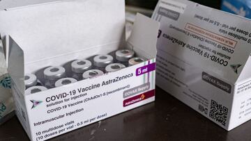 Denpasar (Indonesia), 26/03/2021.- A pack of the AstraZeneca&#039;s COVID-19 vaccine vials sits on a table during a vaccination drive for military personnel in Denpasar, Bali, Indonesia, 26 March 2021. EFE/EPA/MADE NAGI