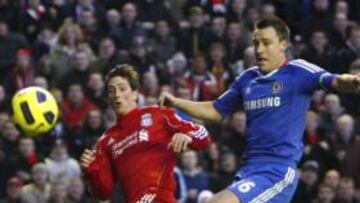 <b>EL PRIMERO. </b>Tras un pase de Kuyt, Torres batió a Cech de tiro cruzado pese a la oposición de Terry.