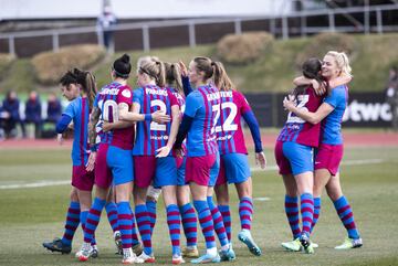 Primer gol del FC Barcelona Femenino. Engen cazó un rechace tras un cabezazo al larguero y no perdonó por bajo.