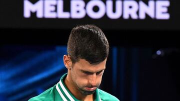 El tenista serbio Novak Djokovic reacciona durante su partido ante Taylor Fritz en el Open de Australia 2021.