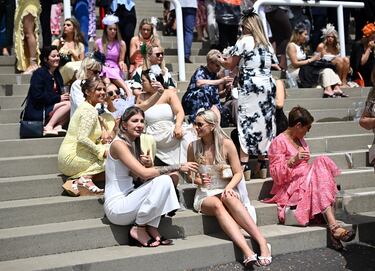 Ambiente durante  el primer día del Festival del Derby de Epsom en Surrey. Es una carrera de galope plano de 2423 metros de distancia y su primera edición fue en 1780.