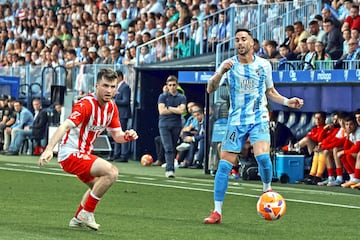 Uno de los jugadores que mejor temporada ha completado en el Sporting. El lateral aporta tanto en ataque como en defensa. Ante el M¨¢laga su equipo no sum¨® puntos, pero el gol lleg¨® en un centro suyo medido a la cabeza de Otero